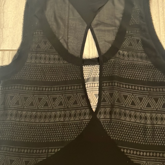 Timing Sheer Black & Tan Tank - Picture 5 of 6